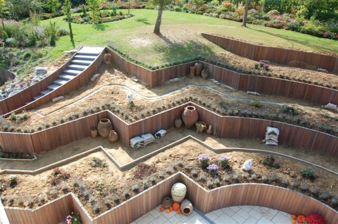 Houten keermuren met decoratie en een trap.